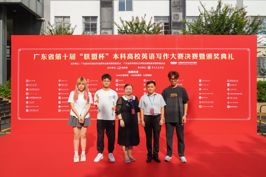 师生合影(从左到右:周若琳,练宝靖,领队老师潘文晗,领队老师杨家华,林奕全)_副本.jpg